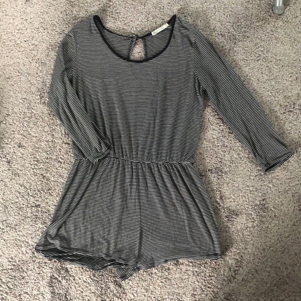 ✨🖤 perfect condition Black & white striped romper